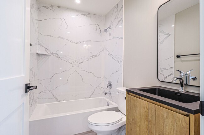 Building Photo - Newly built 4 bed/4 bath townhome in a 6-u...