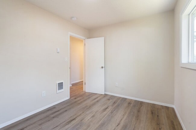 Building Photo - Beautiful 4 bedroom, 2 bathroom home in Lents Neighborhood!