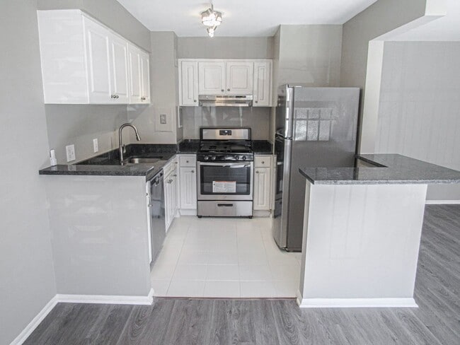 Building Photo - Bright and Modern 1 Bed 1 Bath Condo With ...