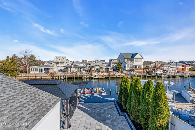 Building Photo - 320 Silver Lagoon Dr