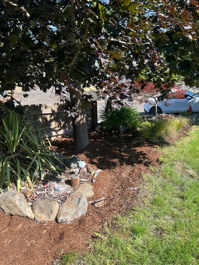 Building Photo - Large 3 bed/2 bath single family home