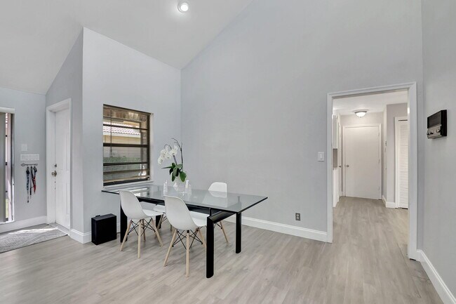 Building Photo - 10204 Camelback Ln