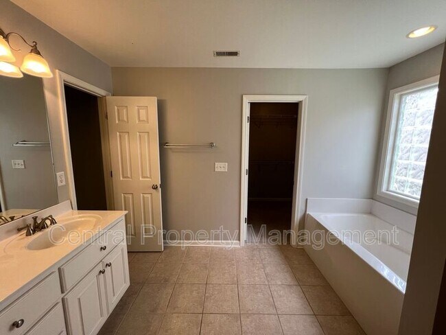 Building Photo - 107 Shalom Dr