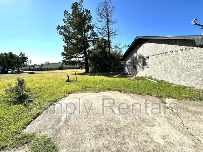 Building Photo - 706 Manson St