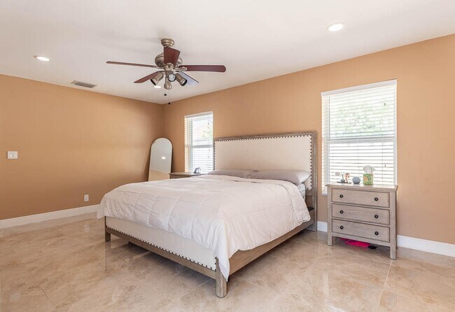 Building Photo - 5290 Pine Tree Dr