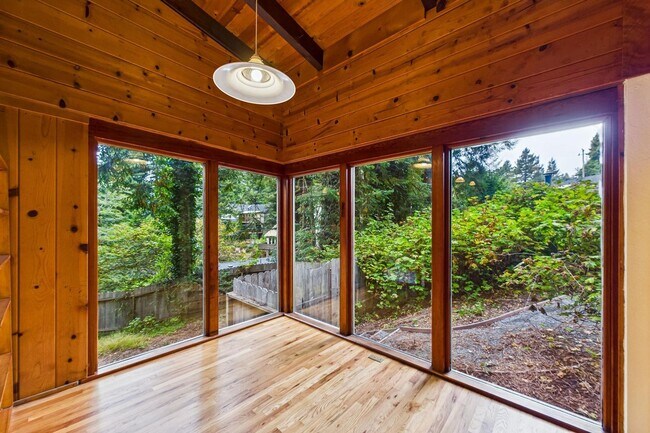 Building Photo - 2910 Greenbriar Ln