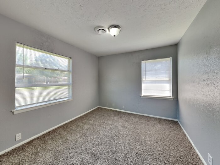 Building Photo - 2126 Ridgeway St
