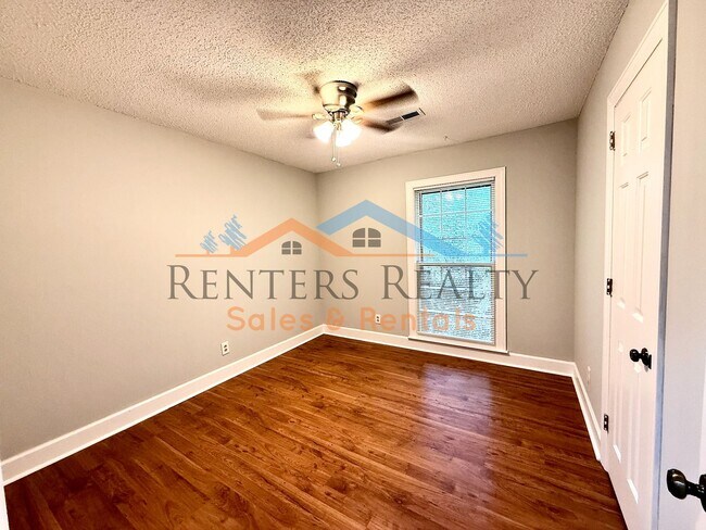 Building Photo - 2105 Epworth Dr NE