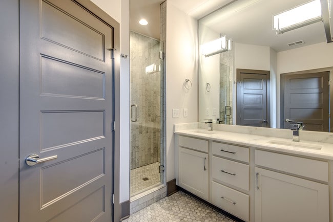 Building Photo - 2100 15th Ave N