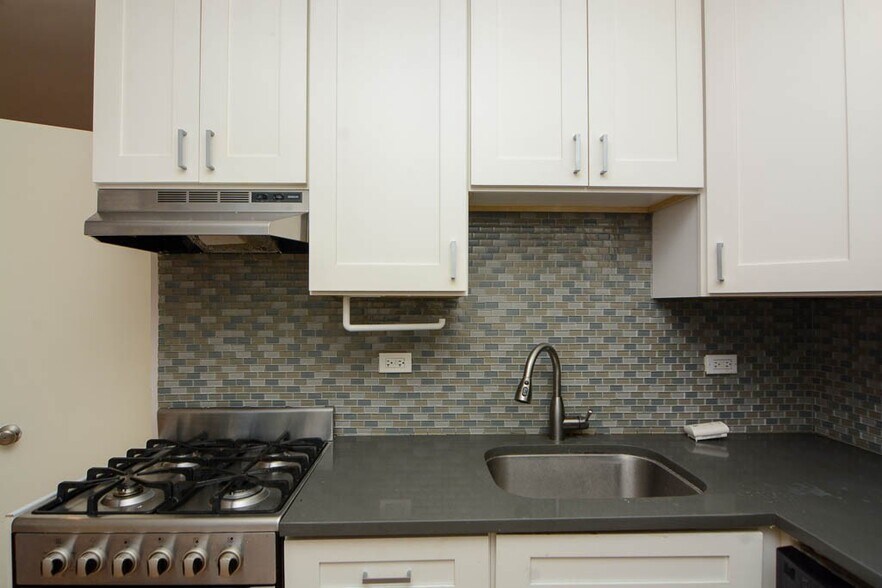 Building Photo - 511 W Belmont Ave