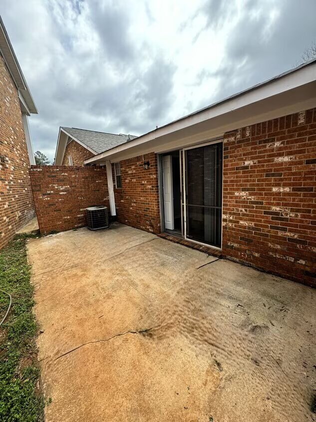 Building Photo - 208 Cloverleaf Dr