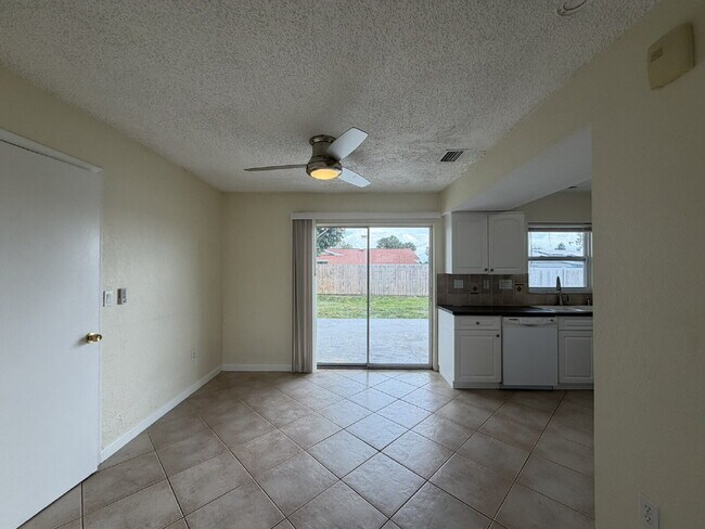 Building Photo - "Charming 3-Bedroom with 2 Full Baths in North Port"