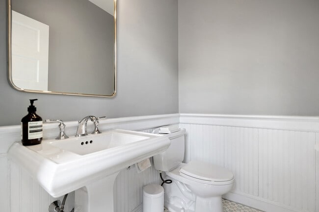 Building Photo - 556 Riversville Rd