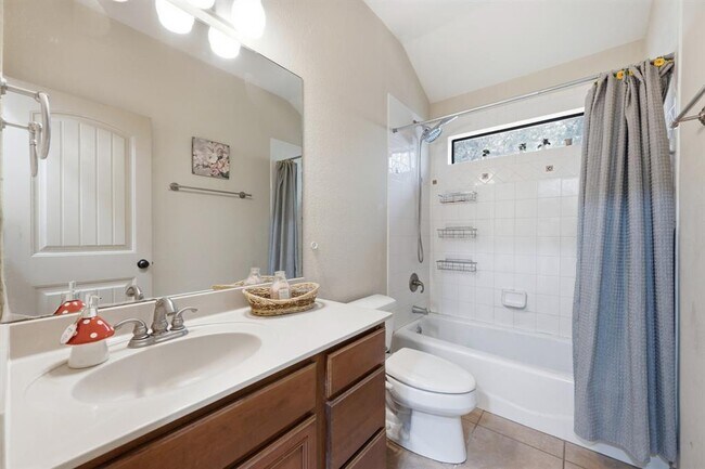 Building Photo - 104 Cowal Dr N