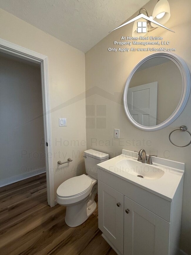 Building Photo - 703 W 7th St