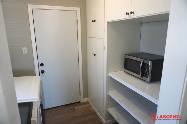 Building Photo - Newly Remodeled in Oildale Area