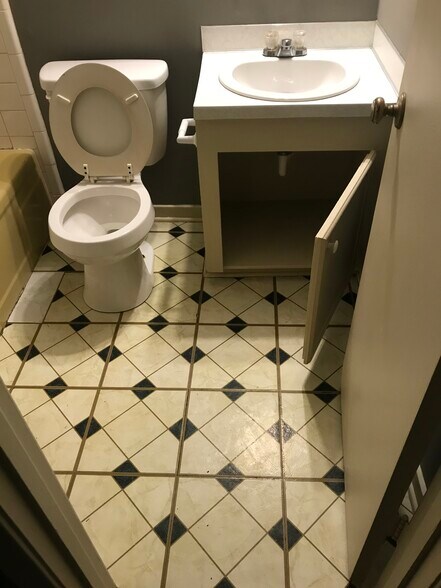 Building Photo - 135 York Dr