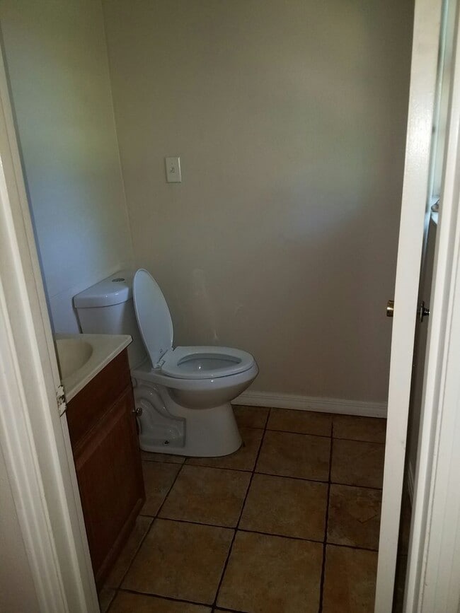 Building Photo - 2 bed 1.5 bath for rent
