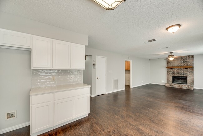 Building Photo - 4/2/2 in well established neighborhood