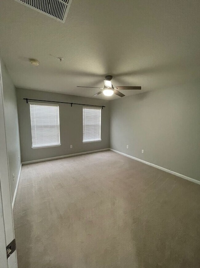 Building Photo - Midtowne