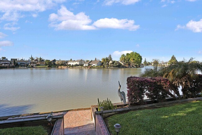 Building Photo - 7273 Shoreline Dr