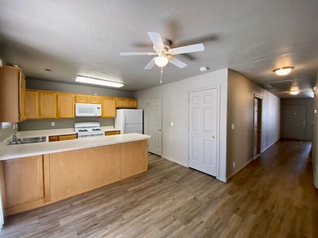 Building Photo - DARLING PROPERTY FOR RENT IN LAVERKIN!