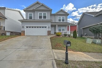 Building Photo - 4 Bedroom / 2.5 Bath Home  Kingsport, TN
