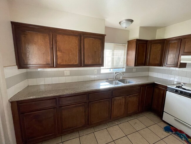 Building Photo - Adorable 2 bedroom home in Oildale!