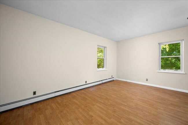 Building Photo - Classic Brick Multi-Level Home with Backya...