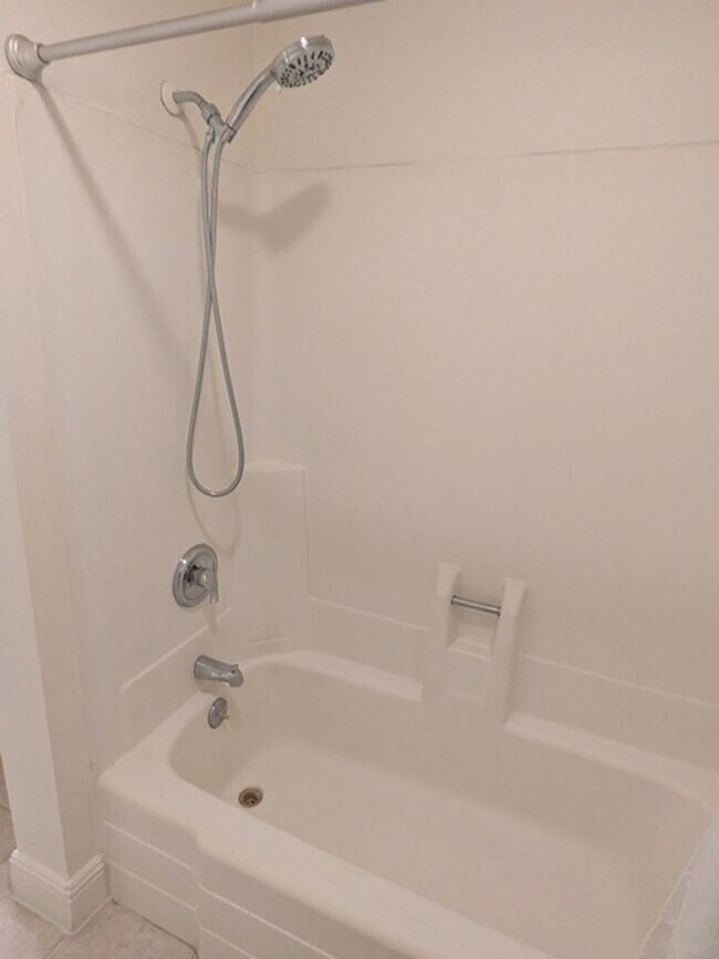 Building Photo - 2 Bedroom-1 Bathroom Single Story Condo; 2nd floor unit in Lakeside