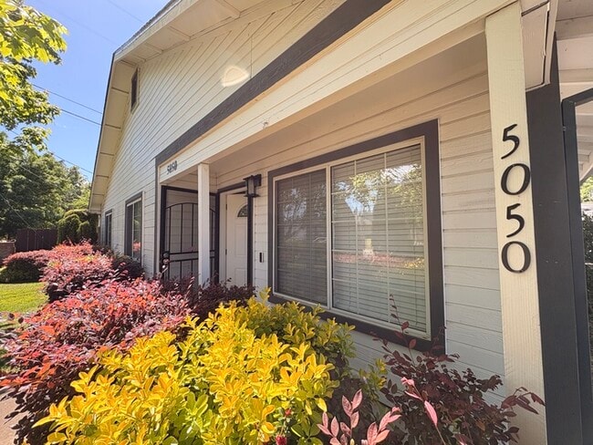 Building Photo - Beautifully Updated 3/2! Backyard, 2 Car Garage! Modern and Clean!