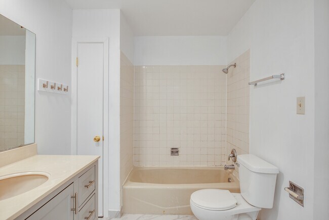 Building Photo - 889 Heatherbrook Ct