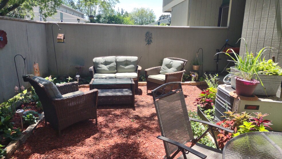 Private Yard - 403 East Bluff