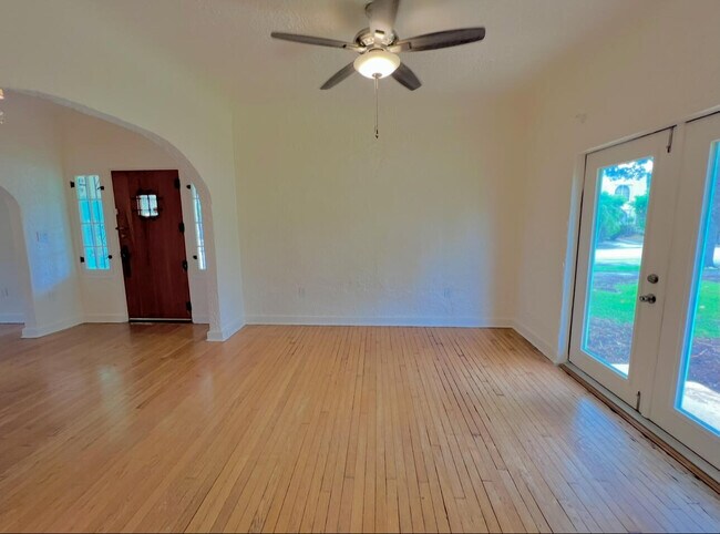 Building Photo - 302 Fordham Dr