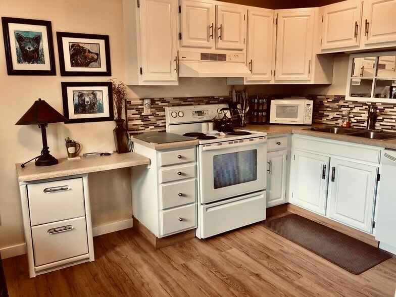 Fully equipped[[ed kitchen - 1010 Steller Way