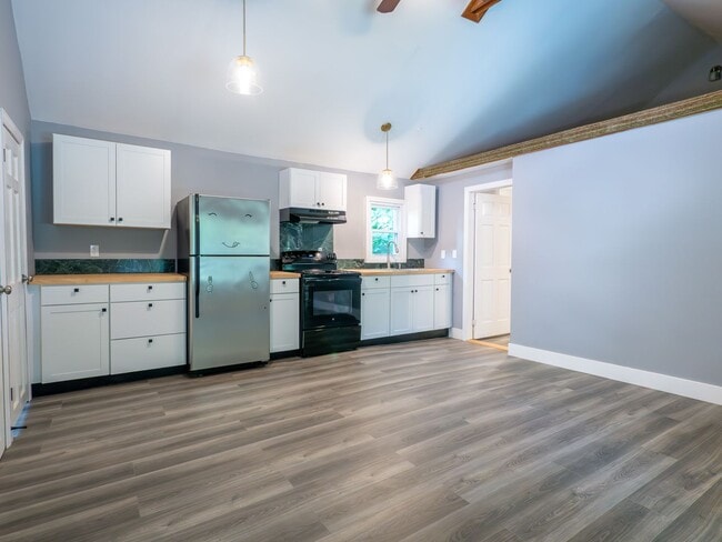 Building Photo - Detached 2BR Home with Mini-Split A/C, Sol...