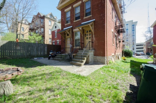 Building Photo - 2451 Maplewood Ave