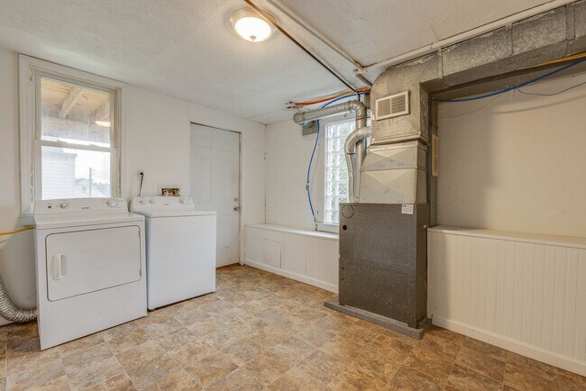 Building Photo - AVAILABLE AUGUST 2026 - 2 Bedroom Home w/ Original Layout!