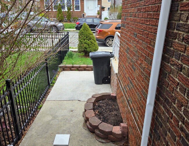 Building Photo - 911 80th St