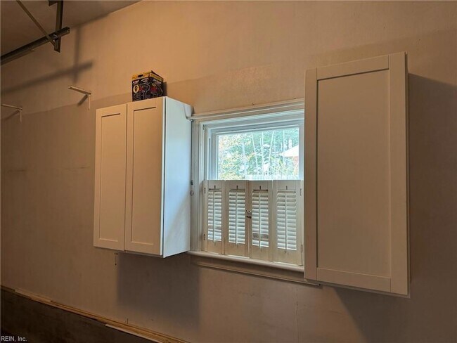 Building Photo - 6328 Shelby Ln