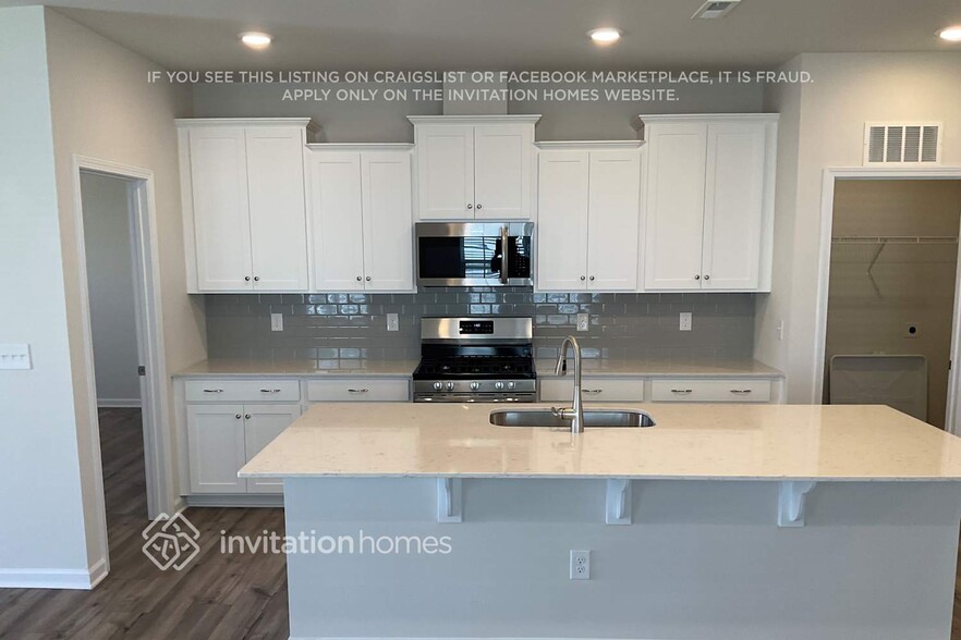 Building Photo - 113 Watrous Way