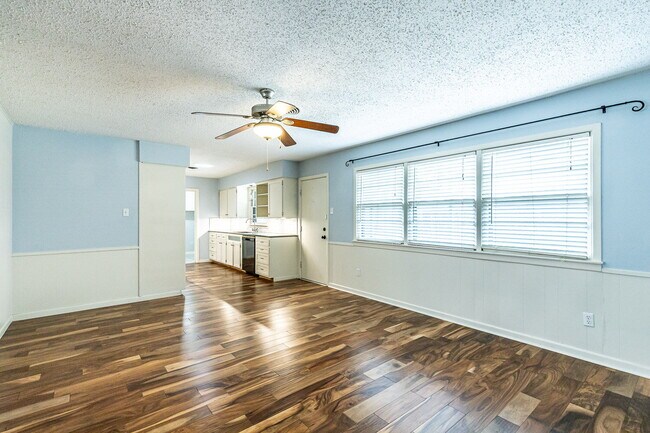 Building Photo - Beautiful 3 bedroom 2 bath