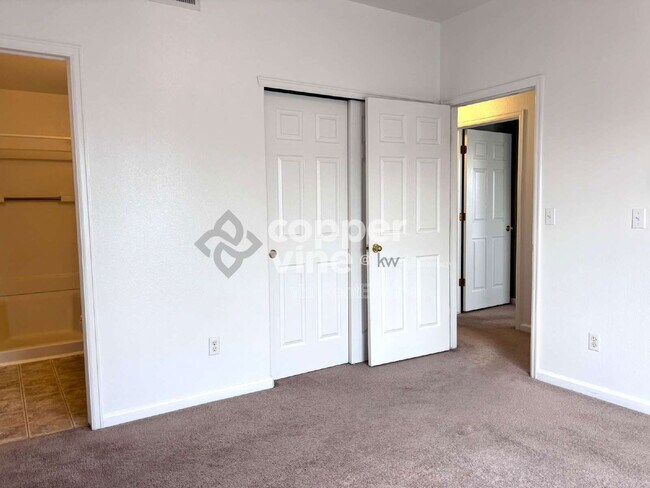 Building Photo - 1740 W 53rd Dr