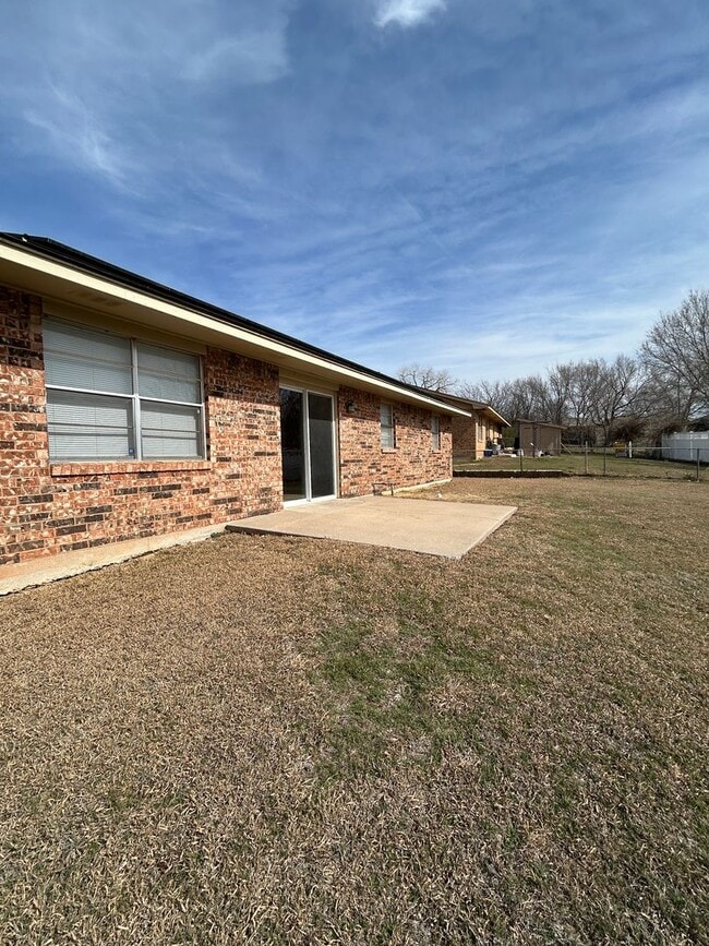 Building Photo - 3 bedroom NOW AVAILABLE in the MAC school ...