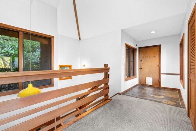 Building Photo - 2Bd/1.75Ba Mercer Island House