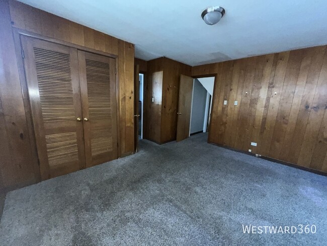 Building Photo - Large Two Bed One Bath in River Forest