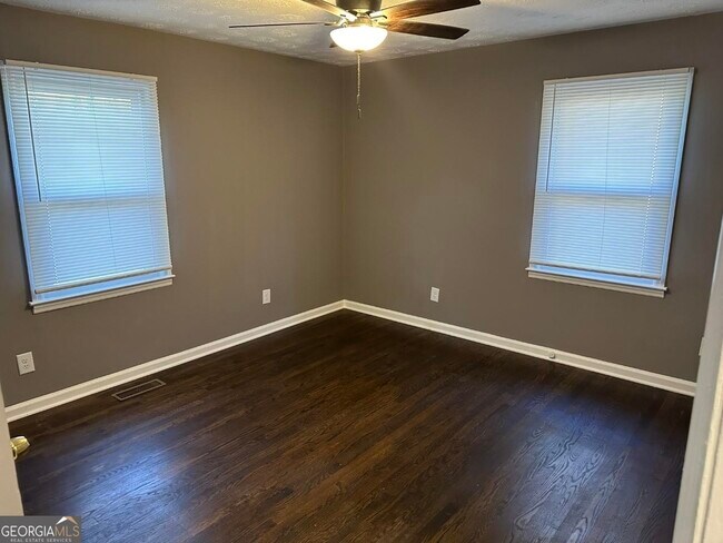 Building Photo - 1545 Gaylor Dr SE