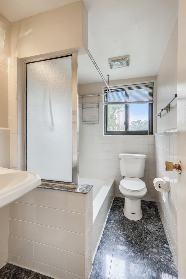 Building Photo - 7611 Maple Ave