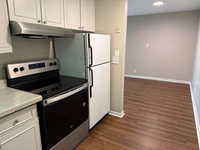 Building Photo - Remodeled 1 Bedroom Apartment!!! Walk to t...