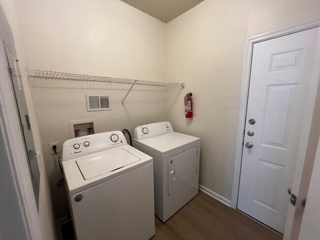 Building Photo - 8819 Villa View Cir